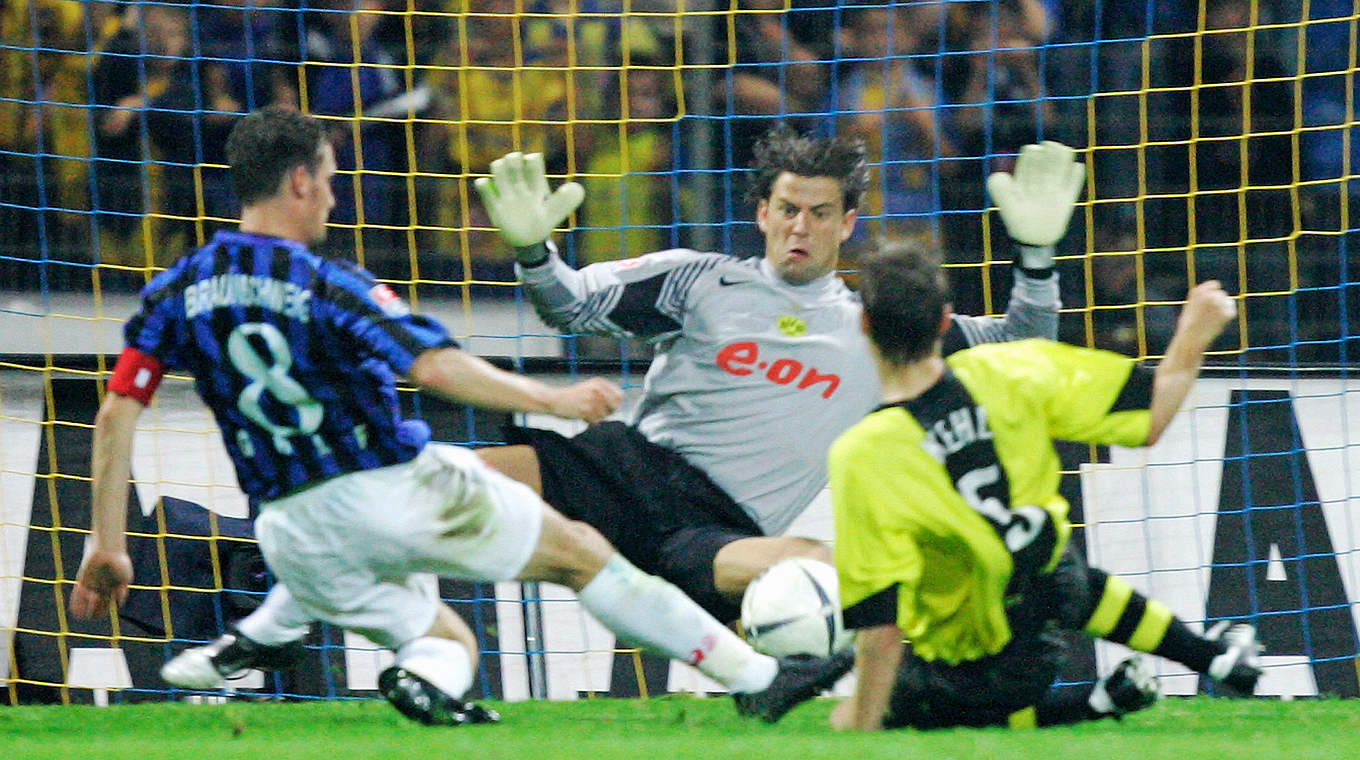 Moment der Entscheidung: Daniel Graf (l.) überwindet BVB-Keeper Roman Weidenfeller © 2005 Getty Images