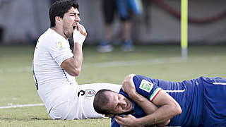 Beißen unter Rot-Androhung verboten: Suarez (l.) und Chiellini bei der WM 2014 © imago/Moritz M¸ller