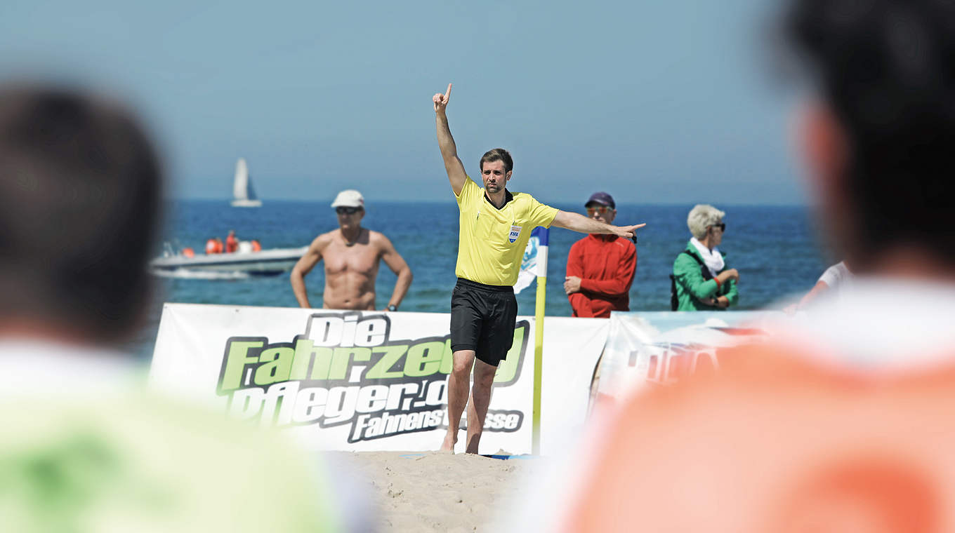 "Im Sand zu laufen ist so, wie auf heißen Kohlen zu laufen": Referees beim Beachsoccer © Amac Garbe; Freier Fotojournalist; post@amacgarbe.de; www.amacgarbe.de; Postfach 100663; 01076 Dresden; Mobil:(0174)3287286;  IBAN DE86760100850483234858; BIC PBNKDEFF; Postbank; Finanzamt Dresden Nord; Steuernummer:202/222/00289