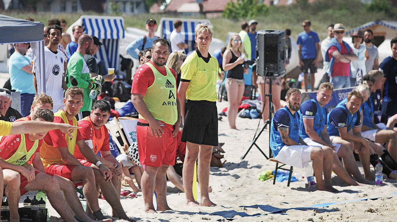 Wie beim Futsal: Beachsoccer-Schiedsrichter leiten die Spiele von der Seitenauslinie © Amac Garbe; Freier Fotojournalist; post@amacgarbe.de; www.amacgarbe.de; Postfach 100663; 01076 Dresden; Mobil:(0174)3287286;  IBAN DE86760100850483234858; BIC PBNKDEFF; Postbank; Finanzamt Dresden Nord; Steuernummer:202/222/00289