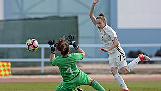 Erzielt gegen Norwegen ihren ersten Länderspieltreffer: Nicole Woldmann (r.) © 2018 Getty Images