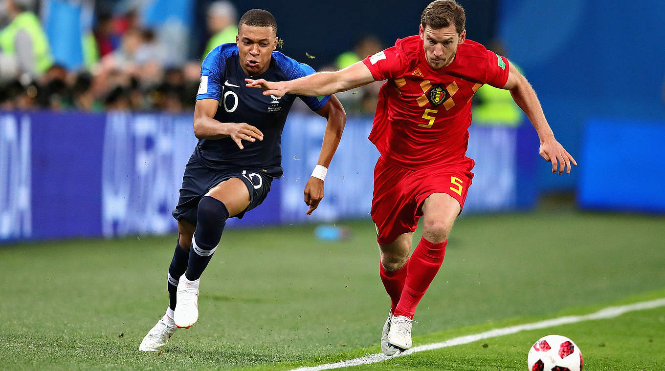 Laufduell an der Seitenlinie: Kylian Mbappé (l.) gegen Belgiens Jan Vertonghen © 2018 Getty Images/Chris Brunskill/Fantasista