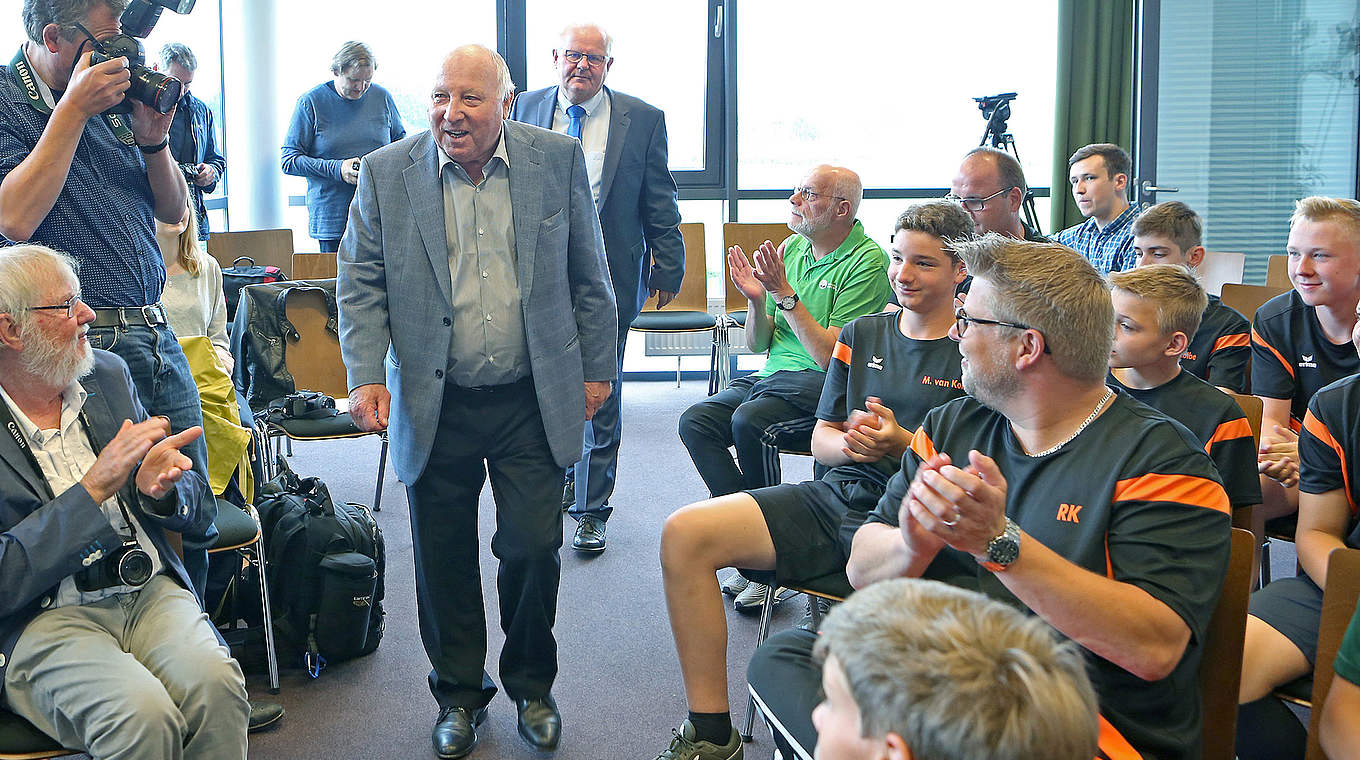 "Trainieren, trainieren, fleißig sein": Uwe Seeler trifft Nachwuchsfußballer in Malente © Carsten Kobow