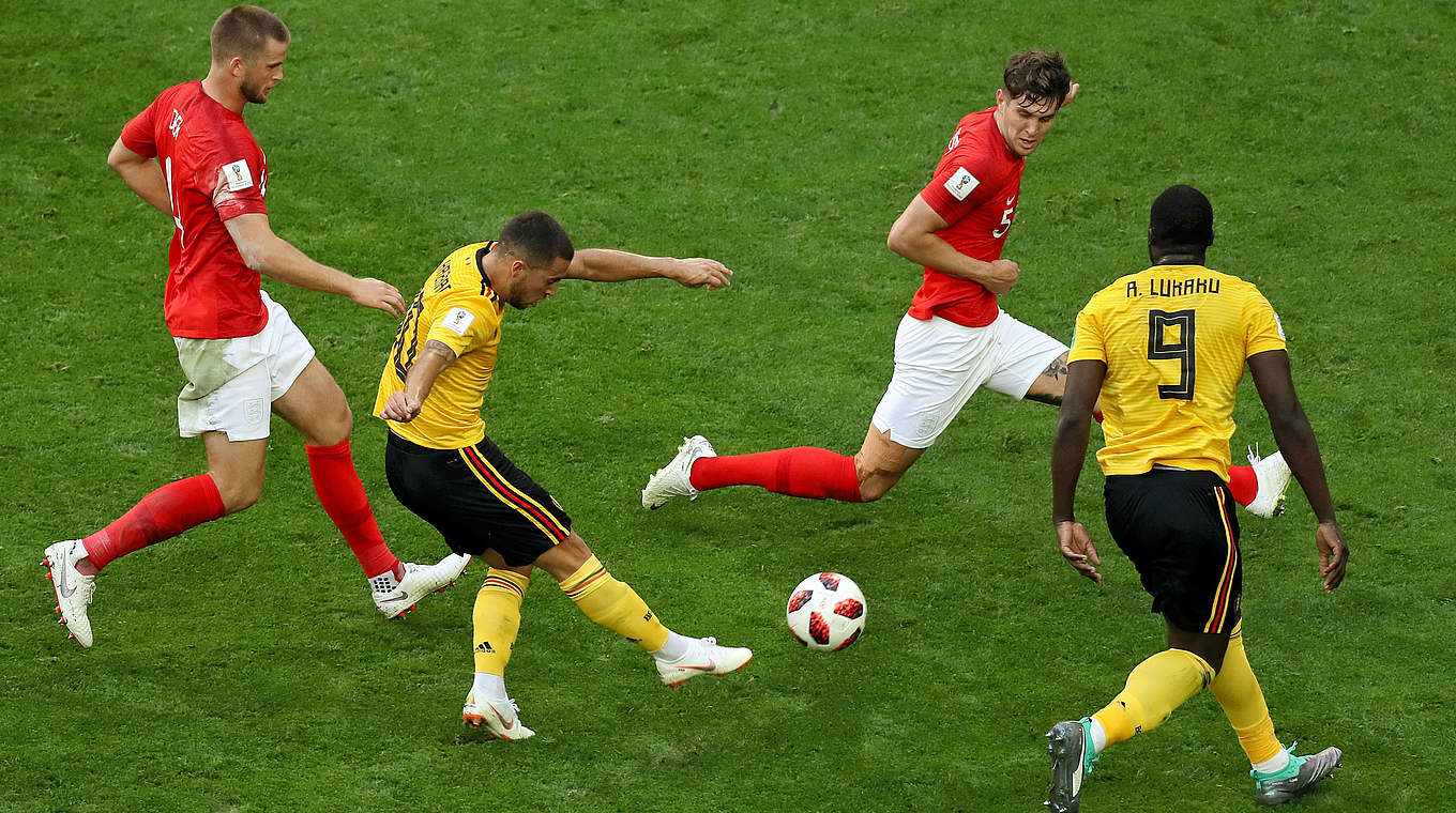 Gegen zwei: Belgiens Eden Hazard (2.v.l.) und Romelu Lukaku (r.) © 2018 Getty Images