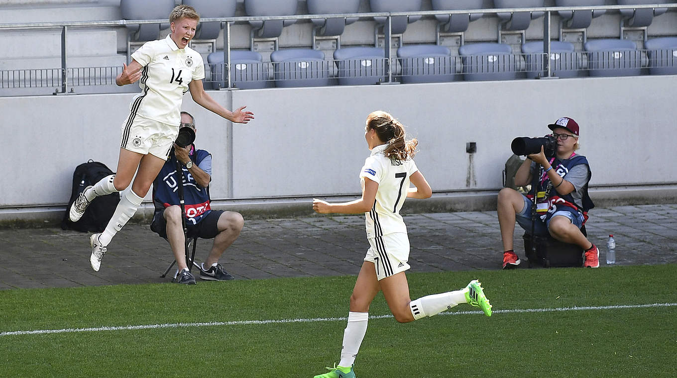 Bejubelt ihren sehenswerten Treffer: Paulina Krumbiegel (l.) © 2018 UEFA