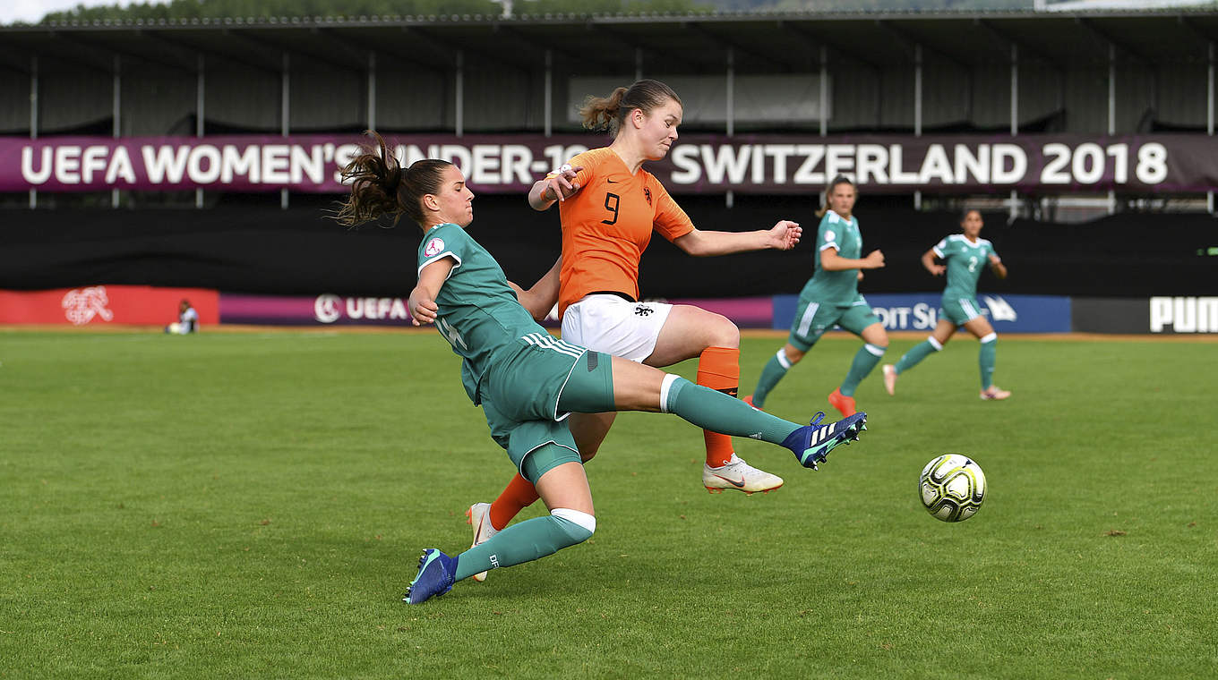 Voller Einsatz: Lara Schmidt (l.) an ihrem 18. Geburtstag © 2018 UEFA