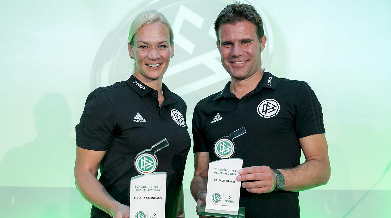 Viermal "Schiedsrichter des Jahres": Felix Brych mit Preisträgerin Bibiana Steinhaus © 2018 Getty Images