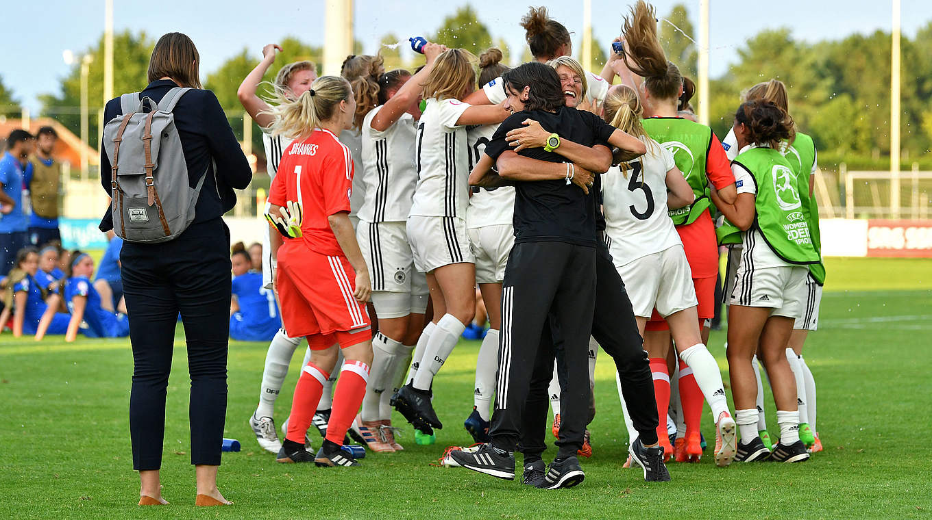 Explosion der Emotionen: Trainerteam und die U 19-Frauen jubeln © 2018 UEFA