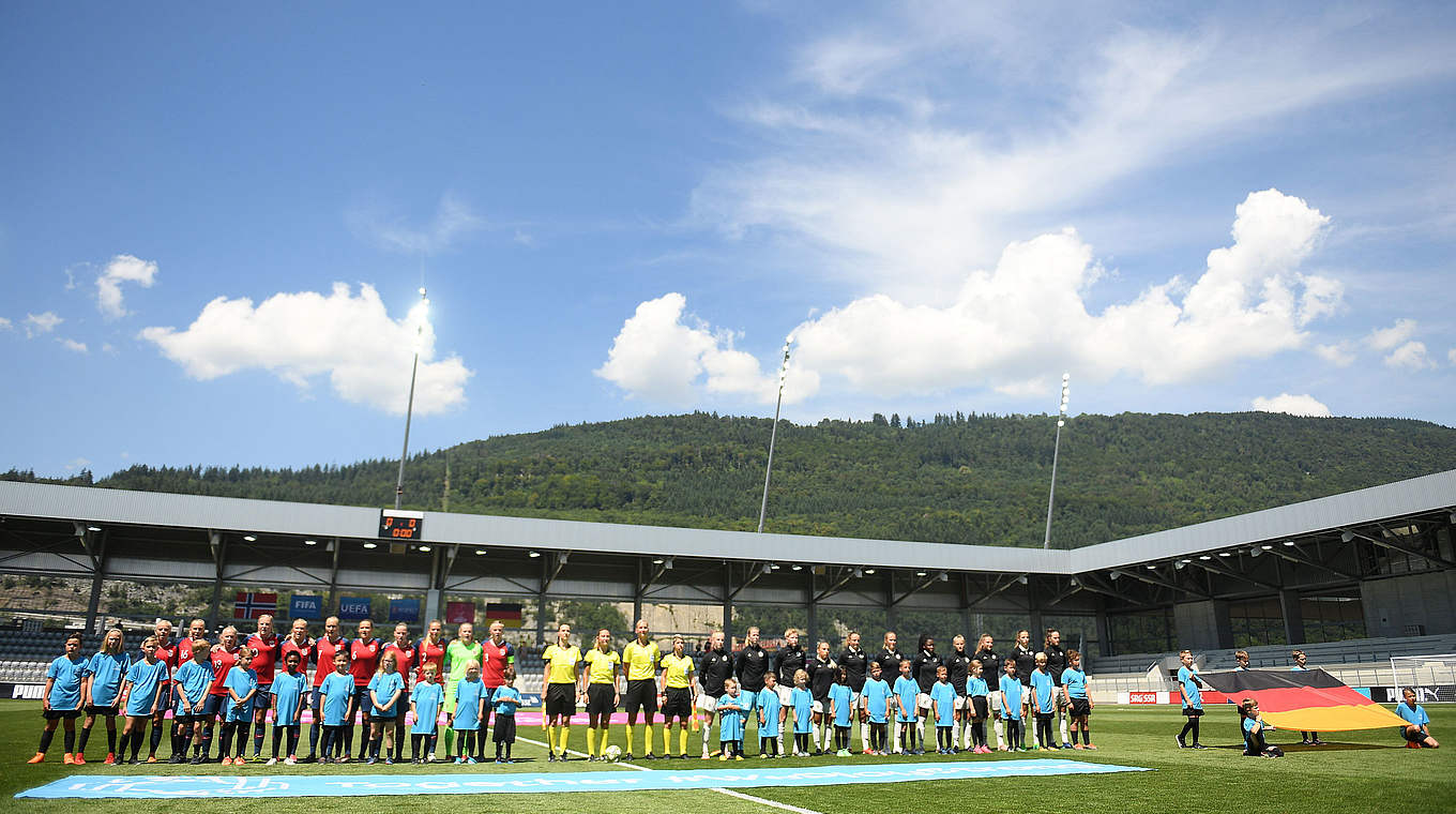 Bereit für das Halbfinale: die deutsche (r.) und die norwegische Startelf © Â©SPORTSFILE