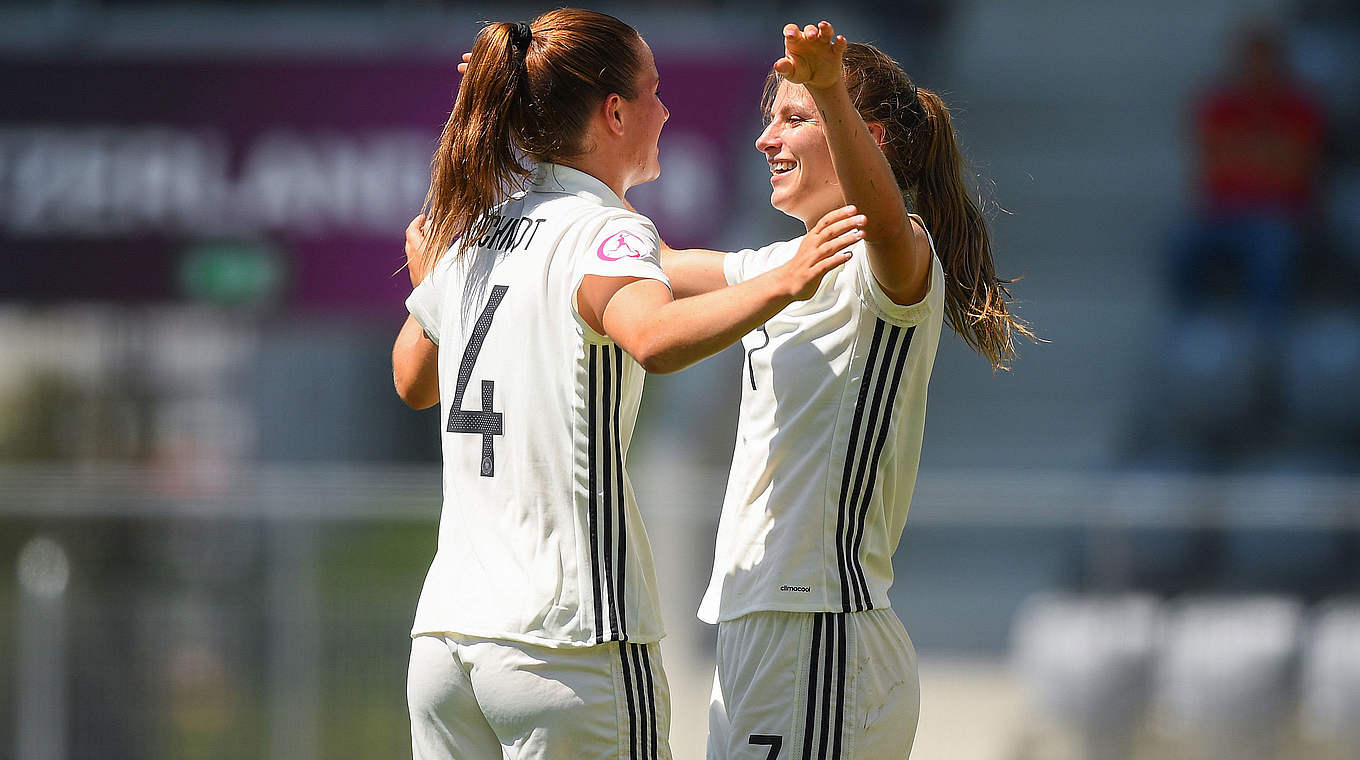 Zwei Leistungsträgerinnen im deutschen Spiel: Marie Müller (l.) und Melissa Kössler © Â©SPORTSFILE