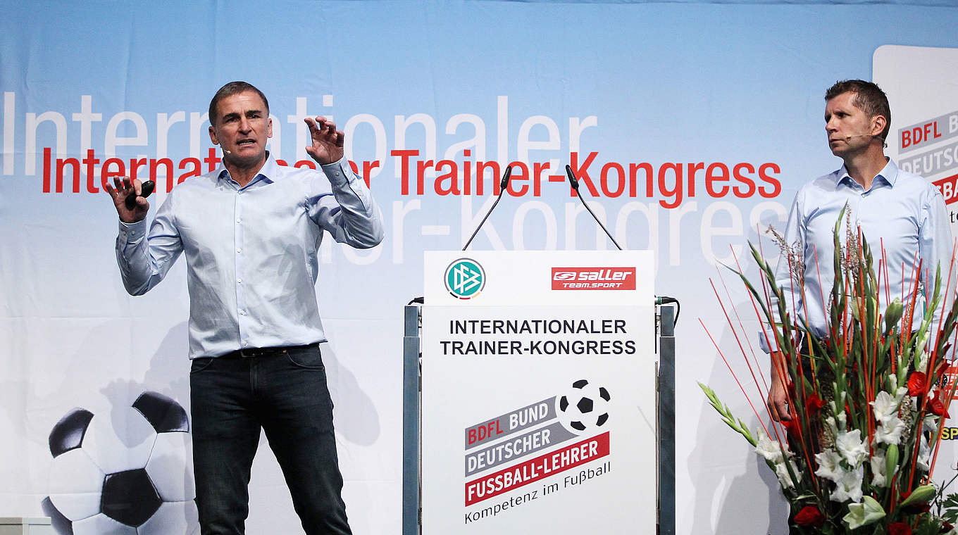 Sprechen in Dresden über Trends im Weltfußball: Stefan Kuntz (l.) und Guido Streichsbier © 2018 Getty Images