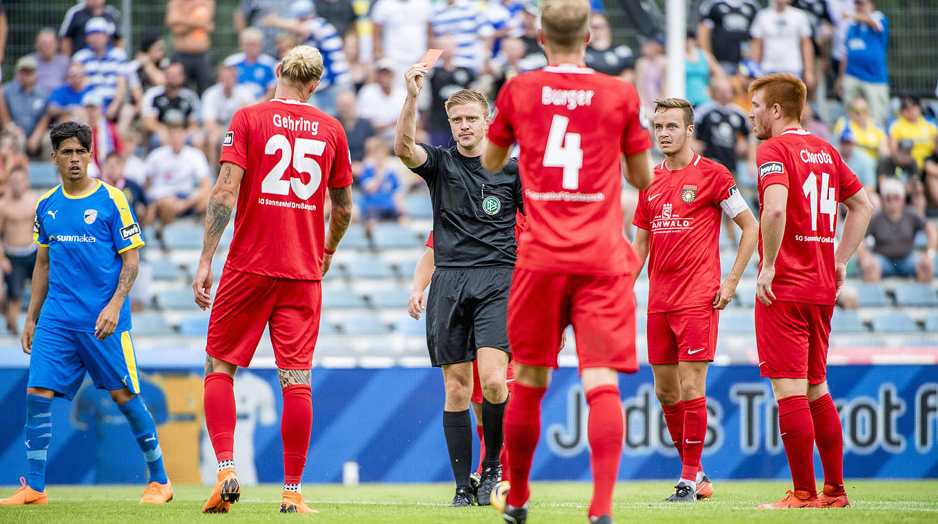 Muss nach einer Notbremse in Jena mit Rot vom Feld: Kai Gehring (2.v.l.) © imago/Jacob Schröter