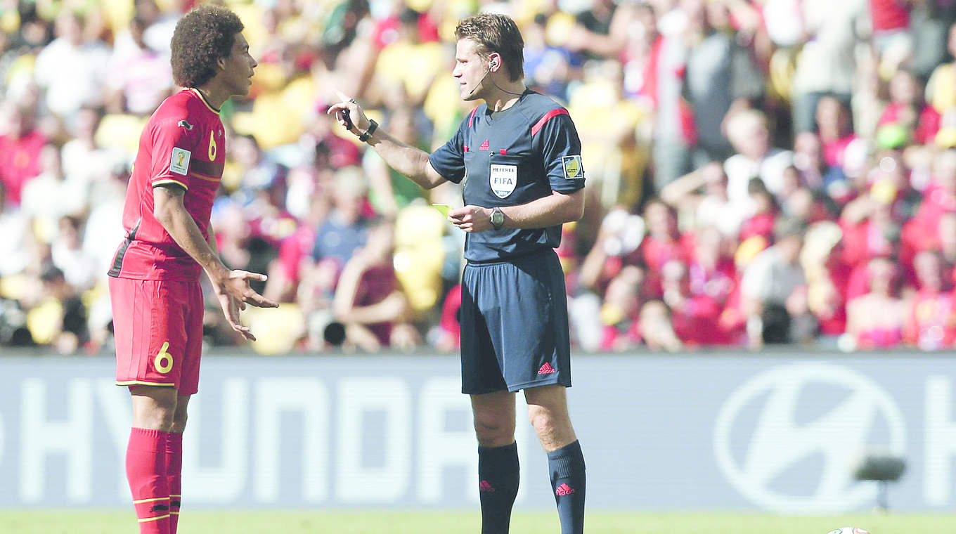 "Das Wechselspiel aus Nähe und Distanz beherrschen": Brych mit Belgien-Star Witsel (l.) © imago