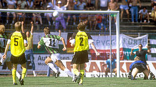 Matchwinner gegen den BVB: Oliver Zettl (Nr. 11) trifft 1990 für Fürth doppelt beim 3:1 © imago