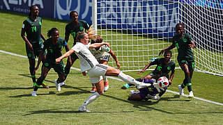 The deciding goal: Stefanie Sanders prods the ball over the line © 2018 FIFA