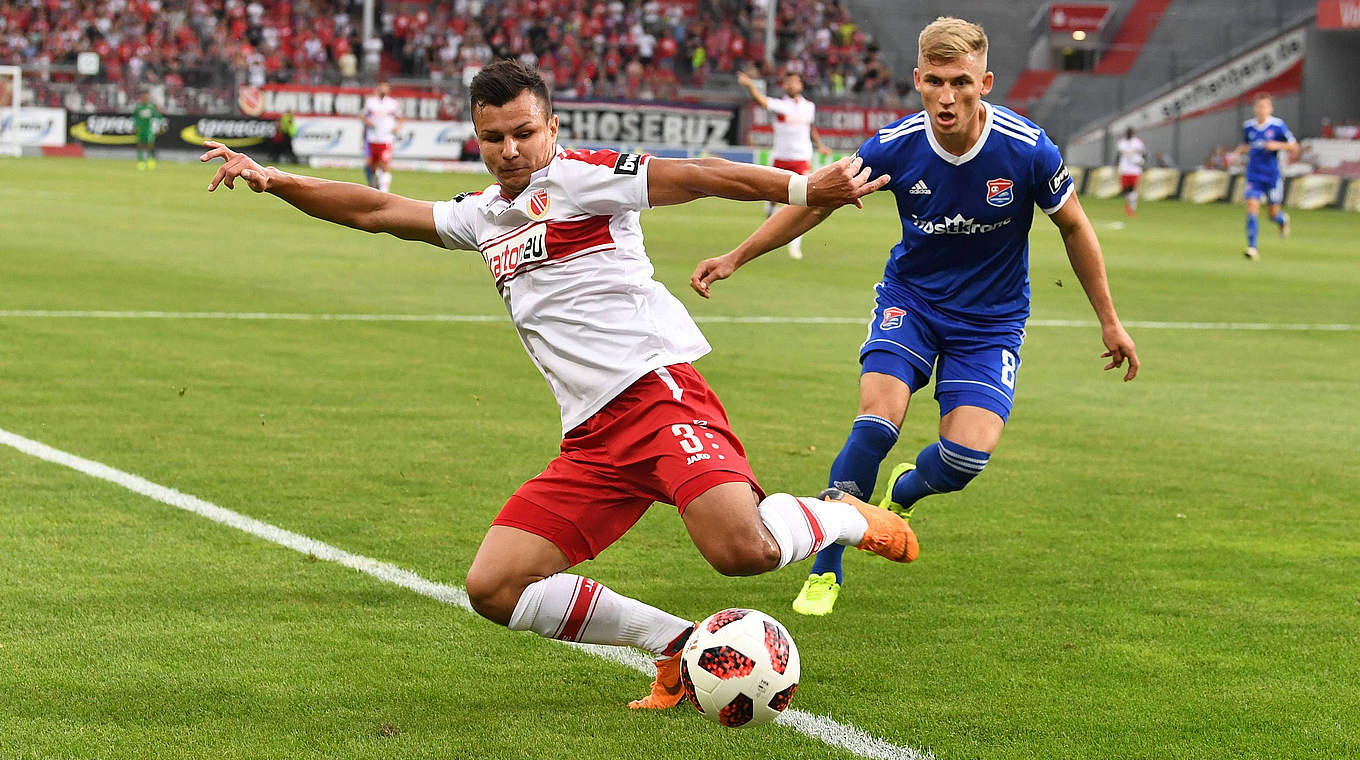 Erster am Ball: Cottbus' Andrej Startsev (v.) vor Hachings Max Dombrowka © imago/Matthias Koch