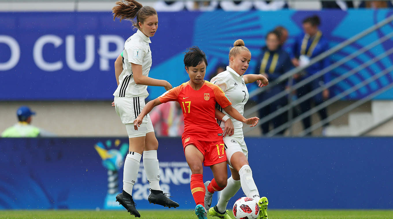 Oft in Überzahl gegen China: Jana Feldkamp (l.) und Giulia Gwinn doppeln Linyan Zhang © 2018 FIFA