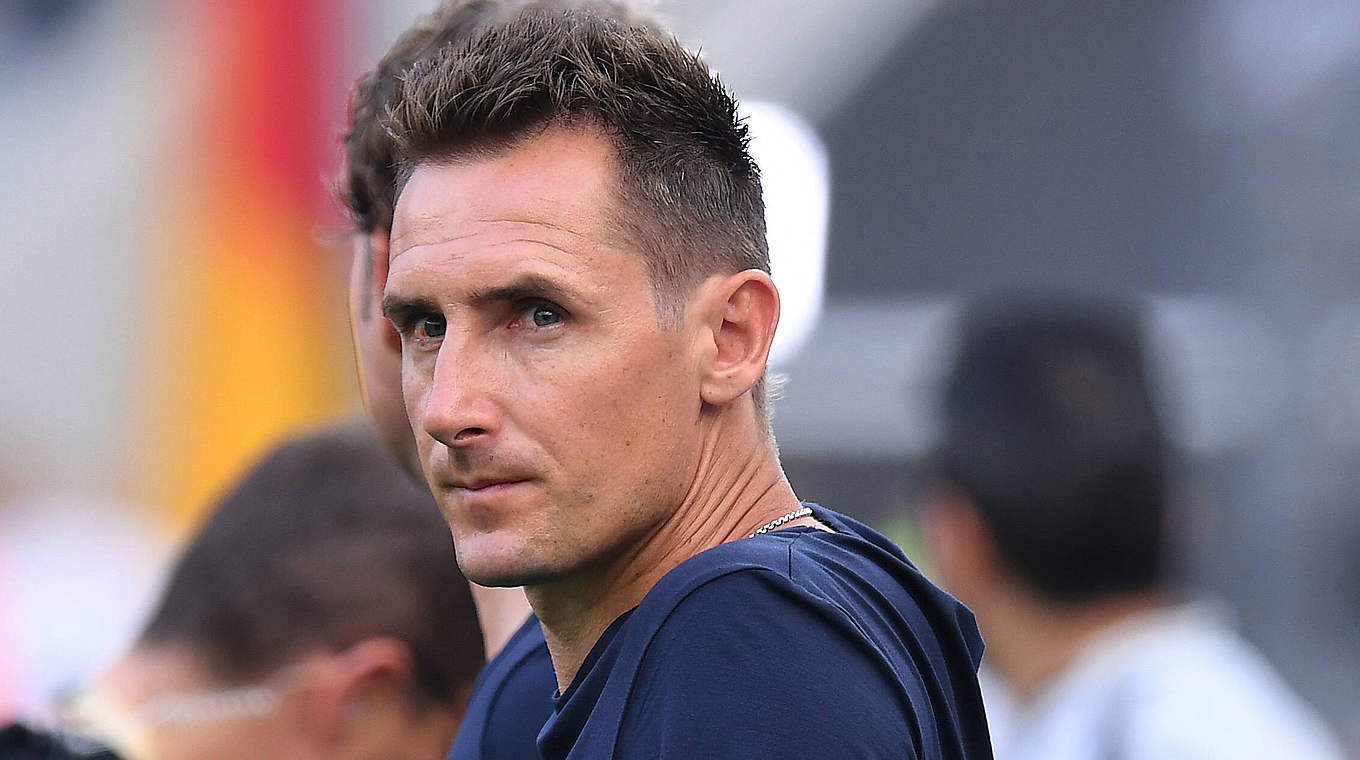 "Haben insgesamt zu naiv agiert": FCB-Trainer Miroslav Klose analysiert die Niederlage © imago/Revierfoto