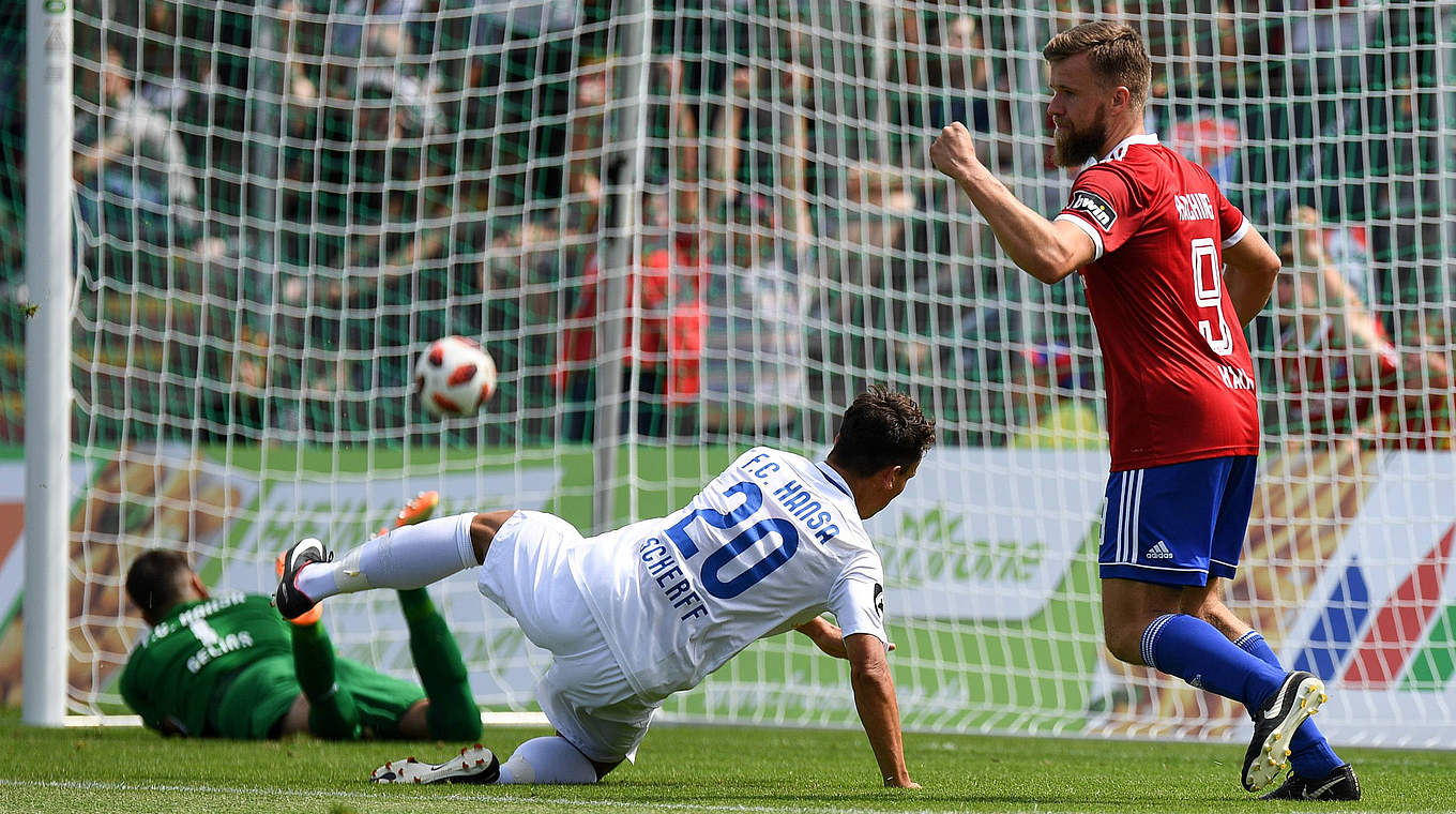 Treffer zur Unterhachinger Führung: Stephan Hain (r.) erzielt das 1:0 gegen Rostock © imago/foto2press