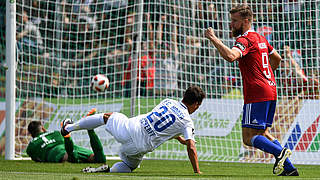Treffer zur Unterhachinger Führung: Stephan Hain (r.) erzielt das 1:0 gegen Rostock © imago/foto2press