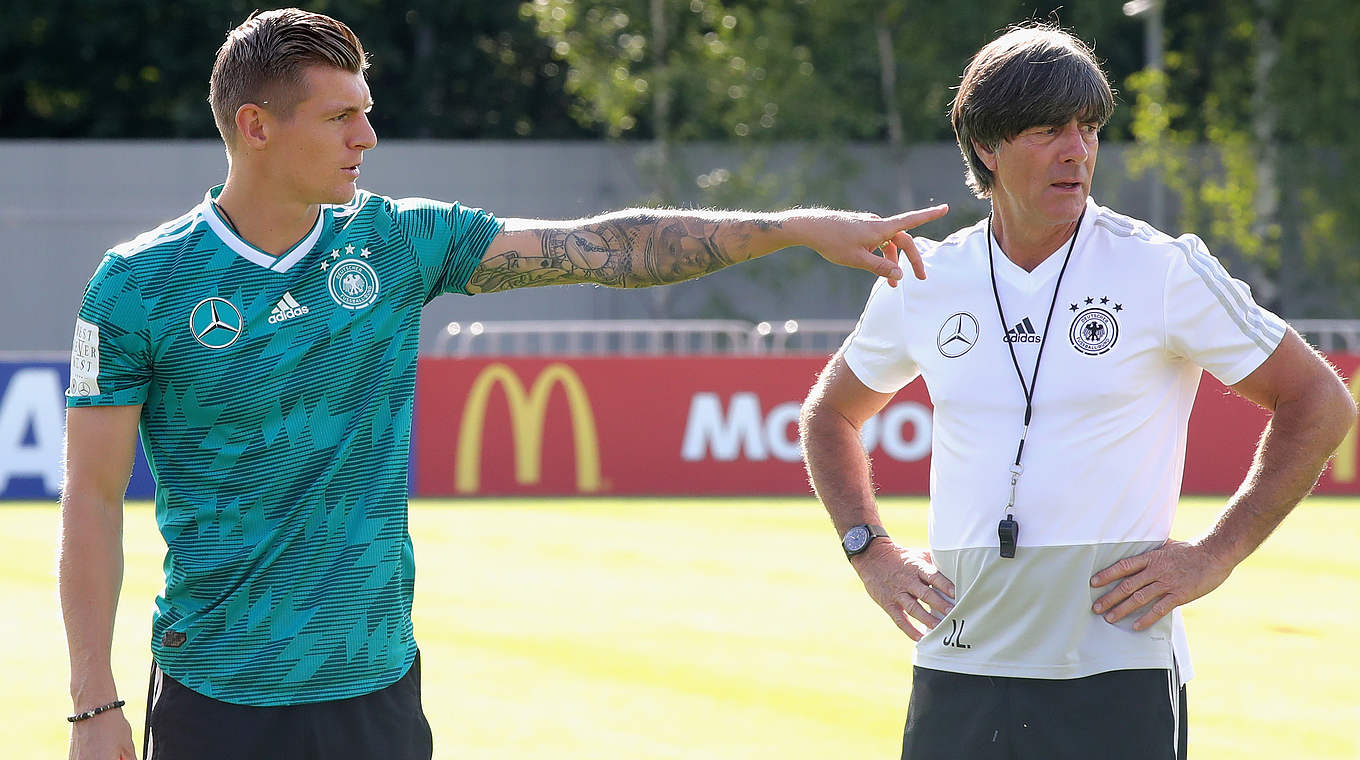 Löw (r) is pleased about Toni Kroos’ decision to carry on playing for Die Mannschaft. © Getty Images