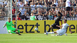 Vitalij Lux scoring the second goal for Ulm.  © 2018 Getty Images