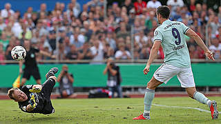 Patrick Siefkes denying Bayern's Robert Lewandowski.  © imago/MIS
