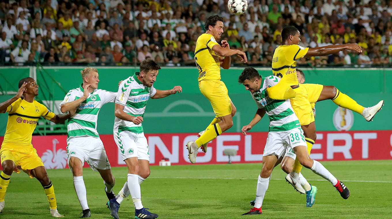 Sprungkraft gefragt: der Neu-Dortmunder Thomas Delaney (M.) geht zum Kopfball © 2018 Getty Images