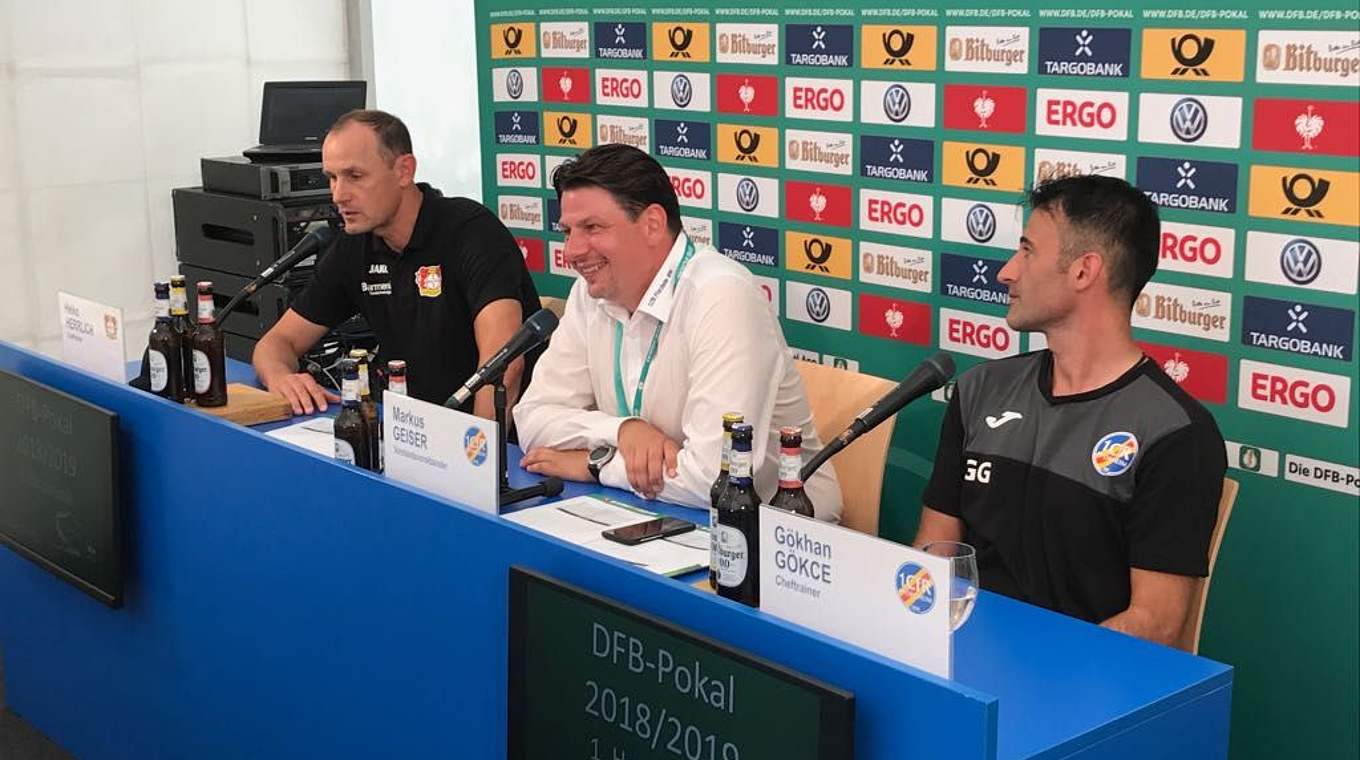 Markus Geiser (M.) leitete nach dem Spiel die offizielle Pressekonferenz © DFB