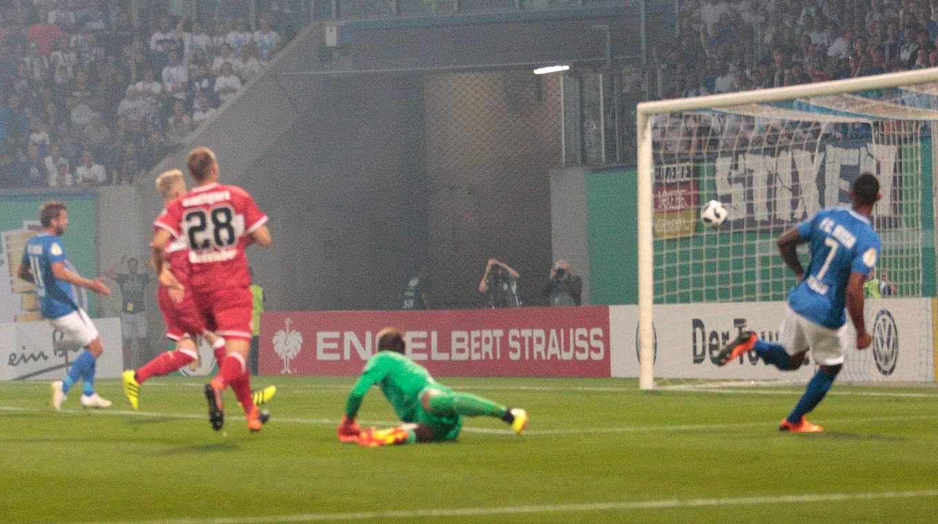 Matchwinner im Ostseestadion: Cebio Soukou (r.) trifft zur Führung gegen Stuttgart © imago/Eibner