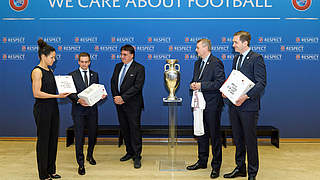 The DFB delegates handing over the application documents and sustainability concept © 2018 UEFA