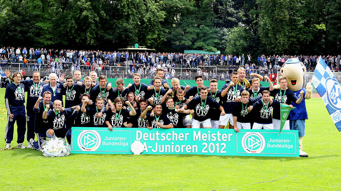 Königsblauer Meisterjubel: Klingenburg wird 2012 mit Schalke A-Junioren-Meister © 2012 Getty Images