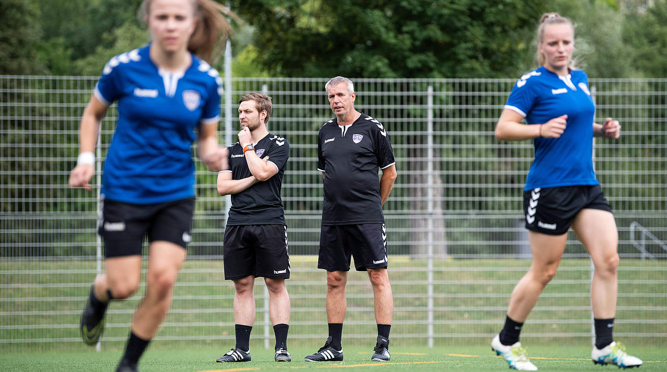 "Volle Konzentration gilt dem ersten Heimspiel": USV-Coach Steffen Beck (2.v.r.) © imago/Christoph Worsch
