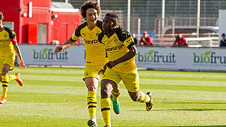Steuert einen Treffer zum BVB-Sieg im Derby bei: Youssoufa Moukoko (r.) © imago/Deutzmann