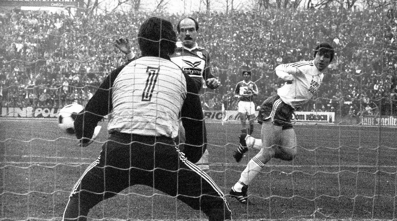 Klaus Fischer heads in one of five Köln goals in 1983.  © imago sportfotodienst
