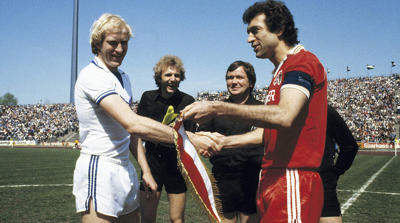 Captains Rüßmann and Cullmann shake hands in 1980. © imago/Werner Otto