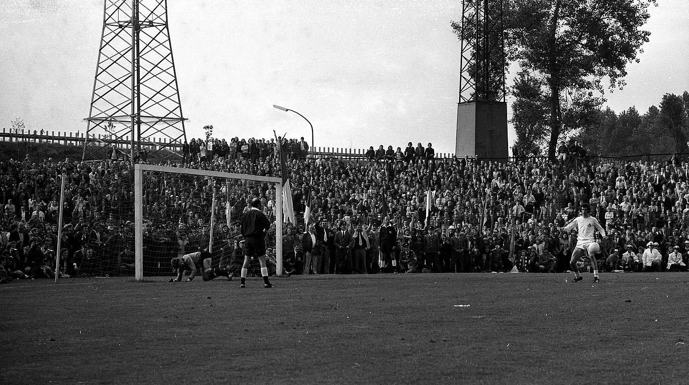 Entscheidender Fehlschuss im Halbfinale 1972: Kölns Cullmann (r.) trifft den Pfosten © imago/WEREK