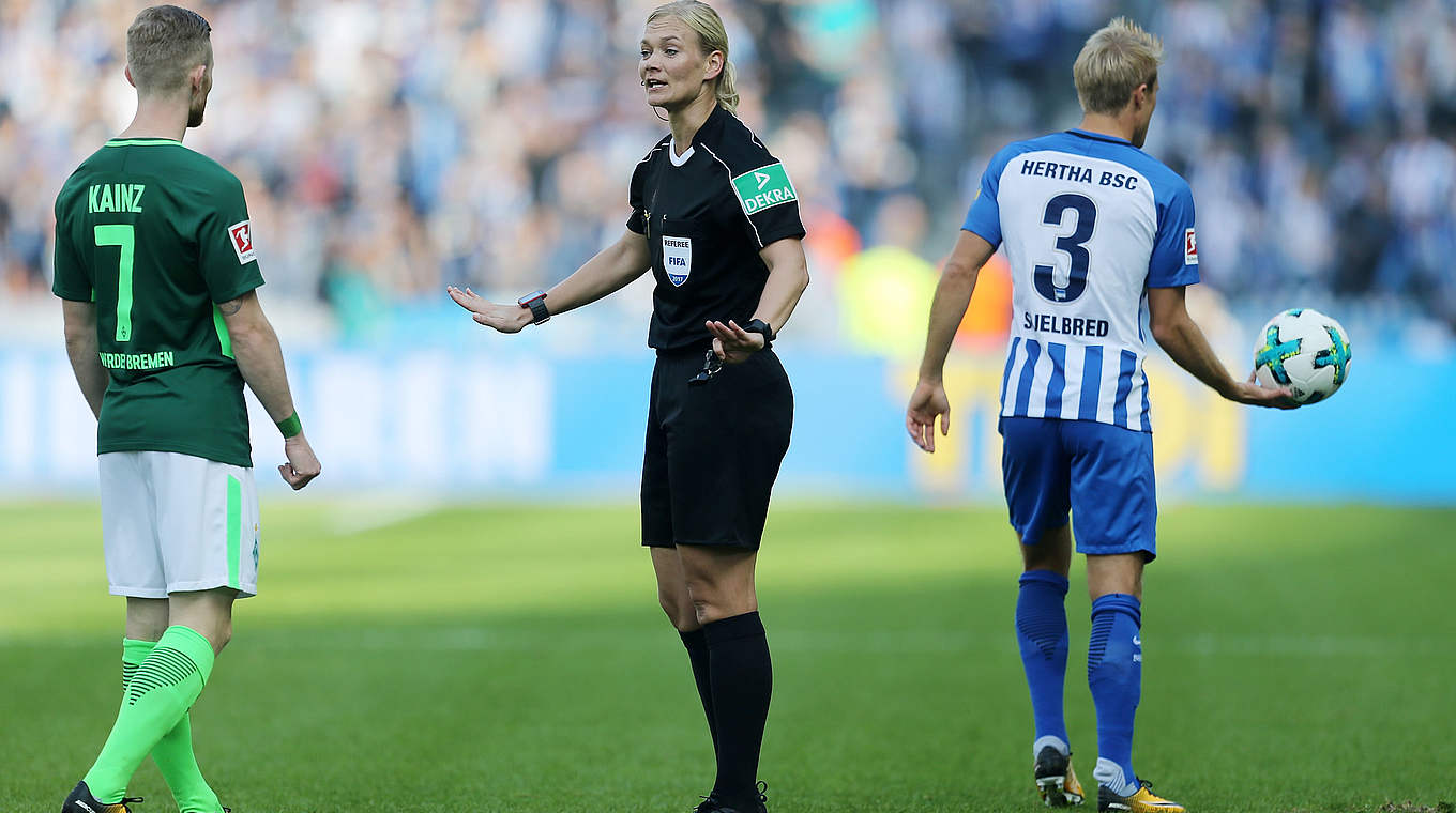 Bibiana Steinhaus über ihr Bundesligadebüt: "Natürlich war ich nervös und angespannt" © 2017 Getty Images