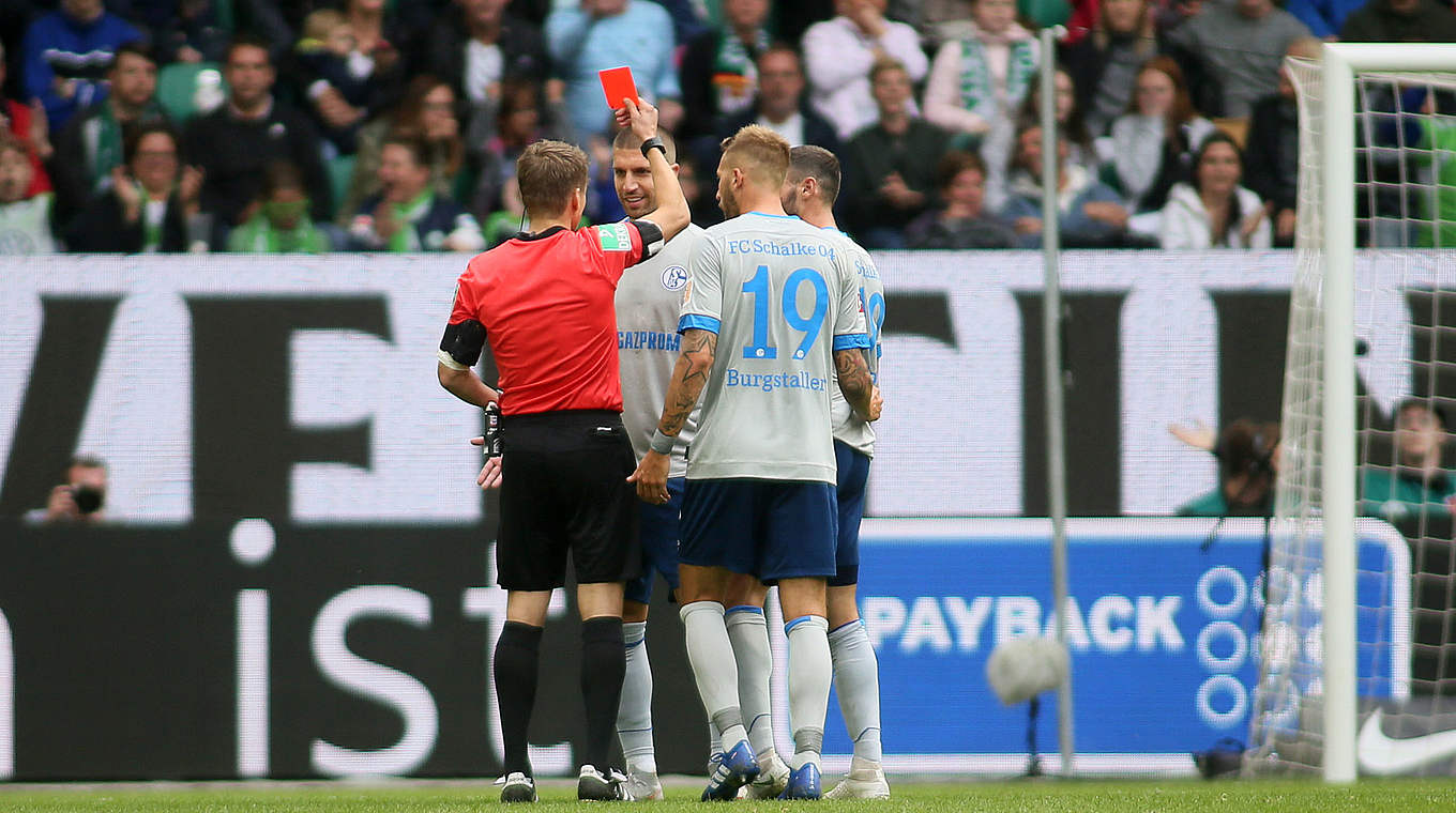 Sieht in Wolfsburg Rot: Schalkes Matija Nastasic (r.) © 2018 Getty Images