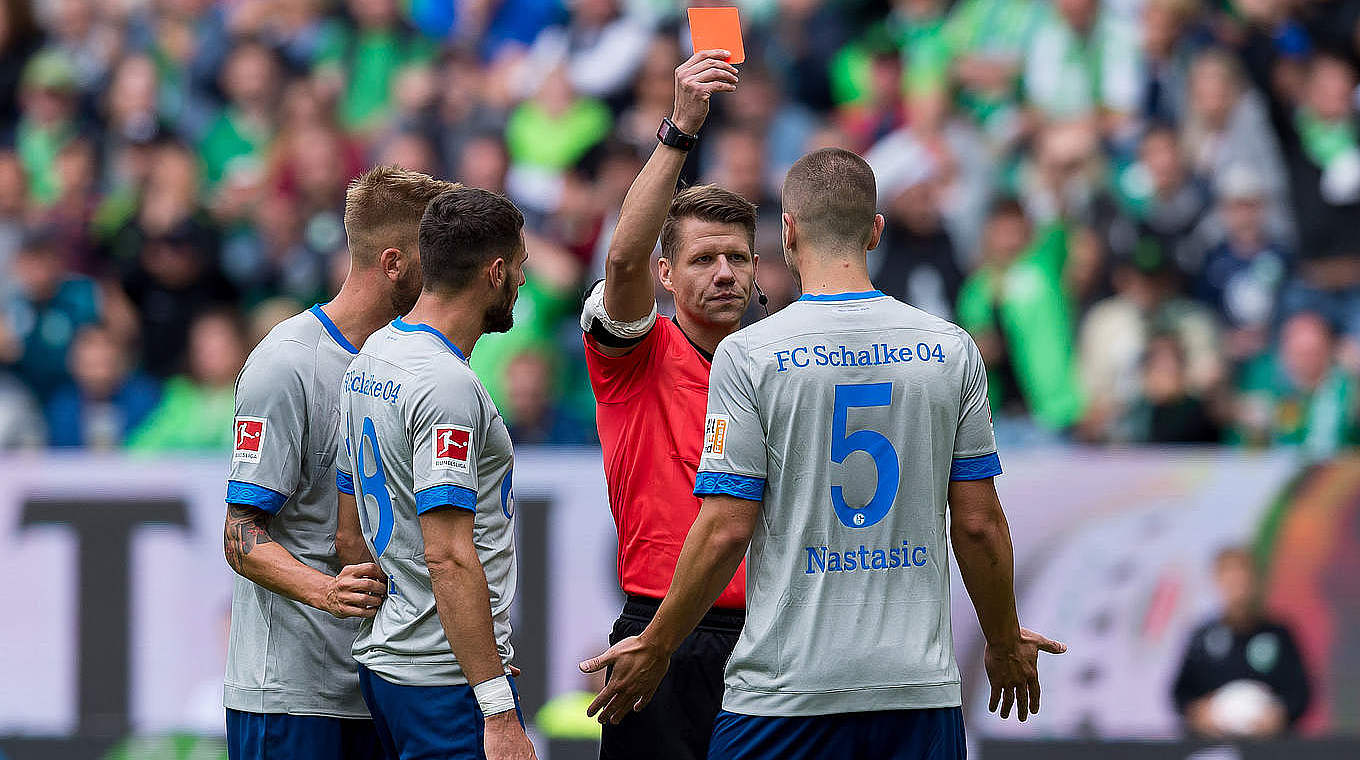 Sieht bei der Partie in Wolfsburg Rot: Schalkes Matija Nastasic © 2018 TF-Images
