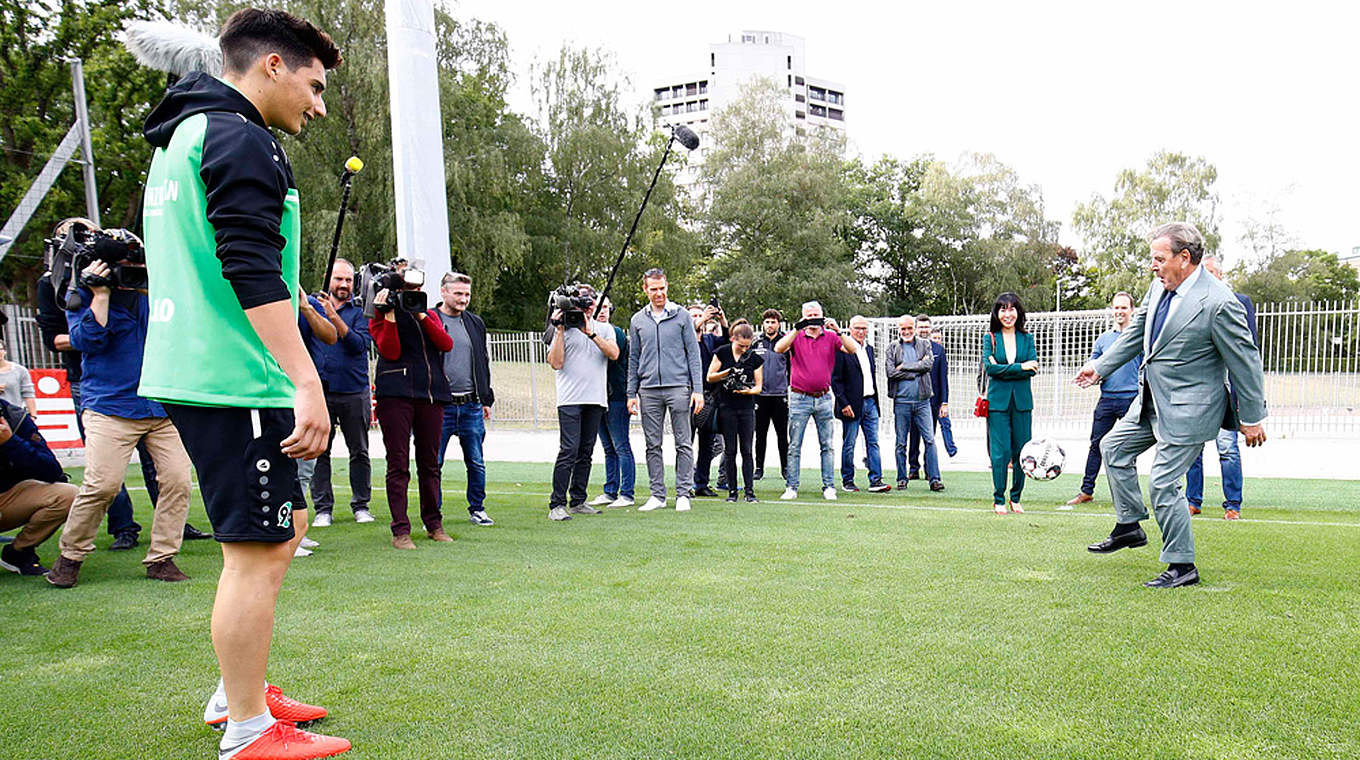 Hoher Besuch bei Hannover 96: Altkanzler Schröder informiert sich über Talentförderung © Hannover 96