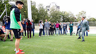 Hoher Besuch bei Hannover 96: Altkanzler Schröder informiert sich über Talentförderung © Hannover 96