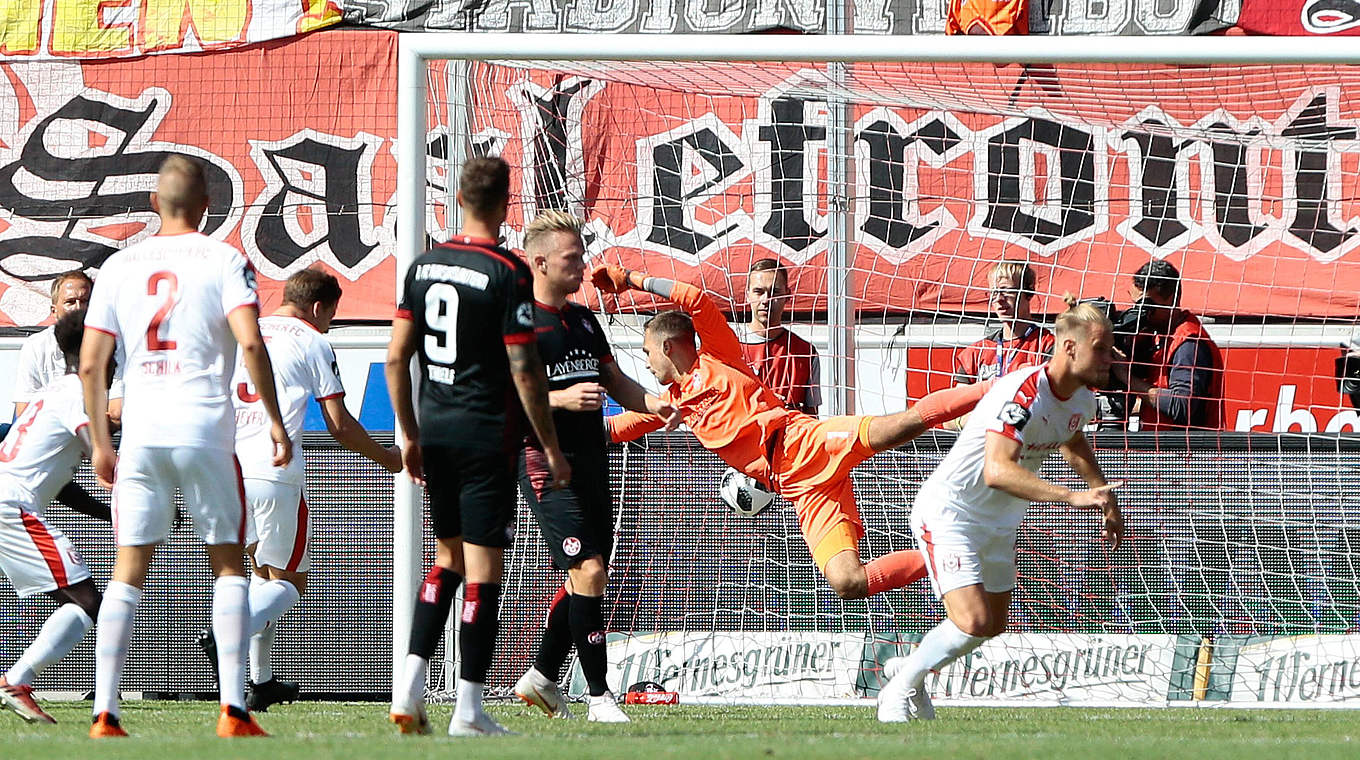 Torjubel: Sebastian Mai (r.) erzielt das 2:0 gegen den 1. FC Kaiserslautern © imago/Eibner