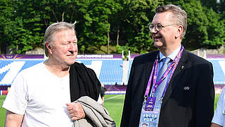 Drückt dem Team von Trainer Hrubesch (l.) vor Ort die Daumen: DFB-Präsident Grindel © 2018 UEFA