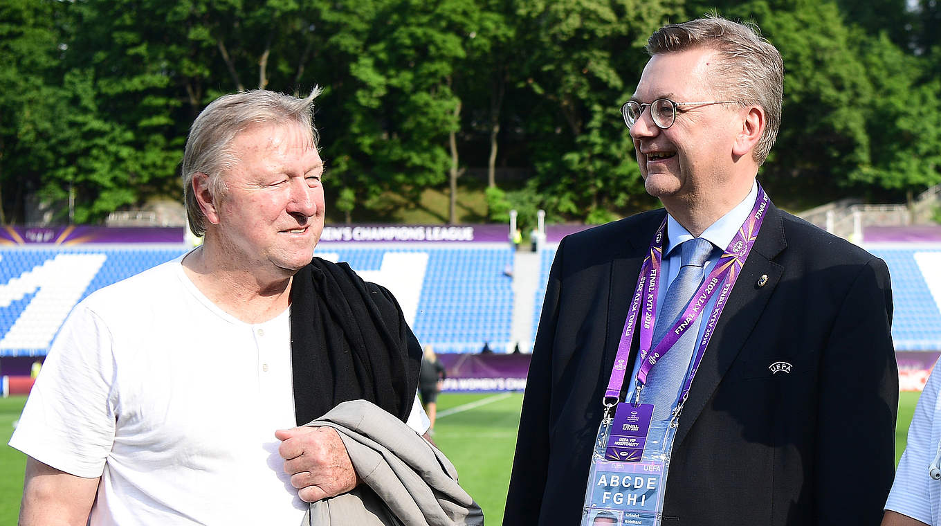 Drückt dem Team von Trainer Hrubesch (l.) vor Ort die Daumen: DFB-Präsident Grindel © 2018 UEFA