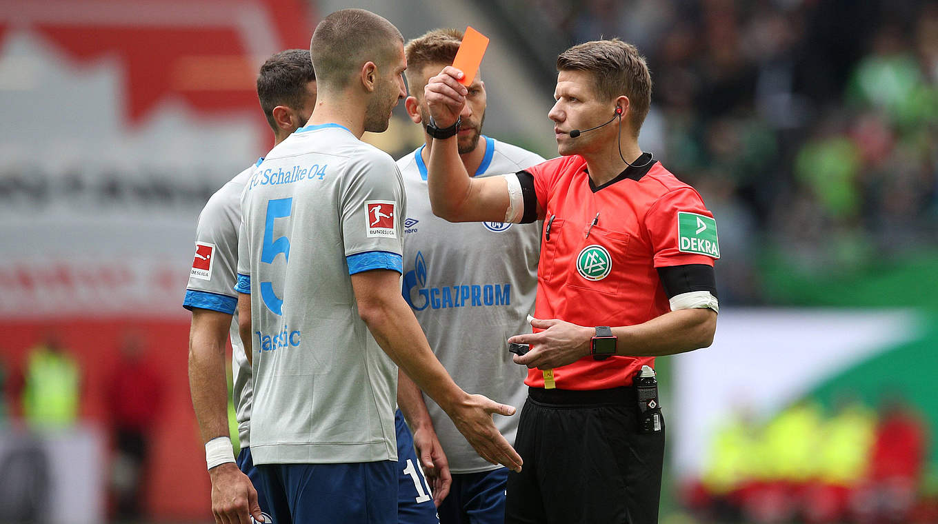 Sieht bei der Partie in Wolfsburg Rot: Schalkes Matija Nastasic © imago/RHR-Foto