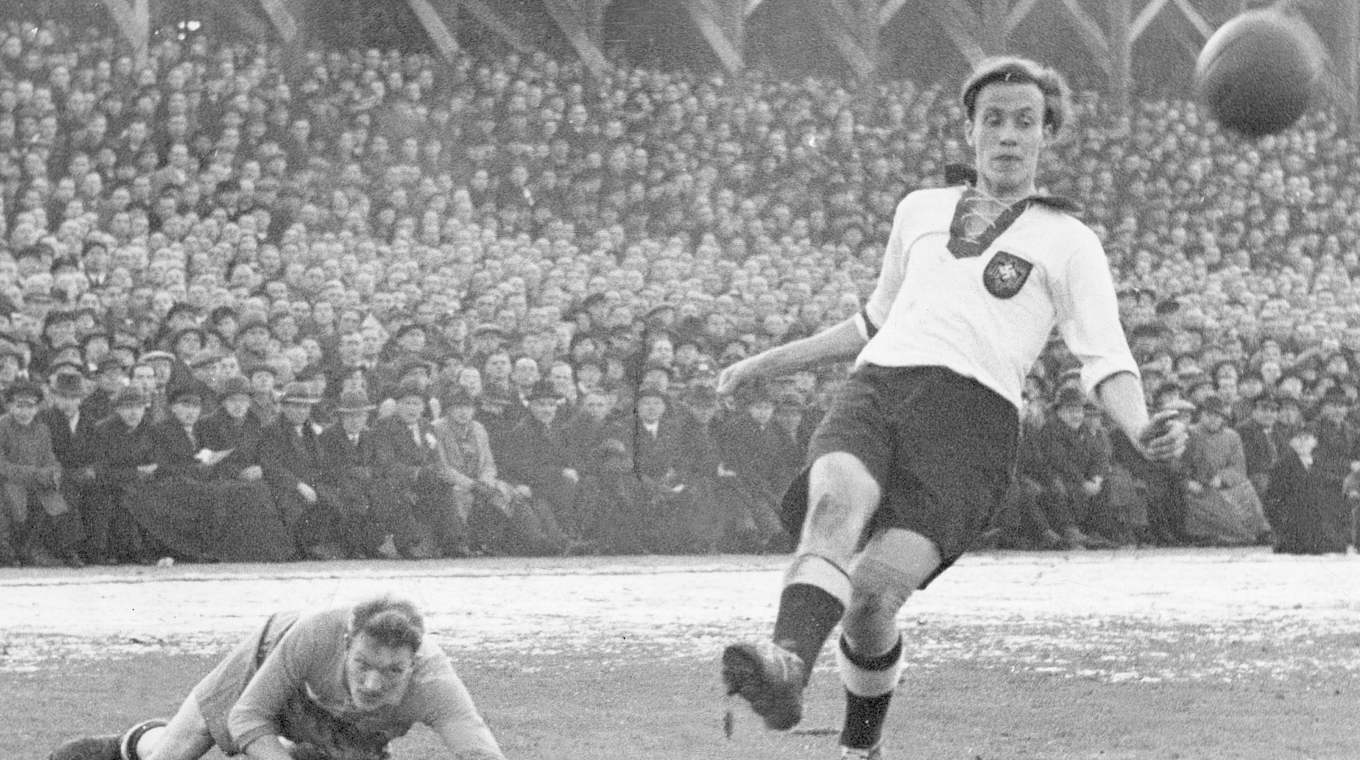 Sieben Tore in einem Pokalspiel für den Dresdner SC 1938: Schön (r.) als Nationalspieler © ullstein bild - ullstein bild