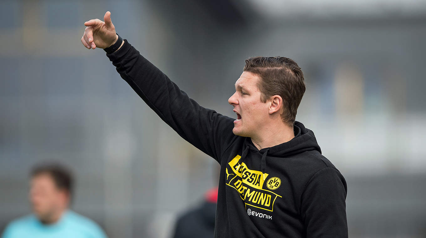 Mit Borussia Dortmund weiter ungeschlagen Spitzenreiter: Trainer Sebastian Geppert © 2018 Getty Images