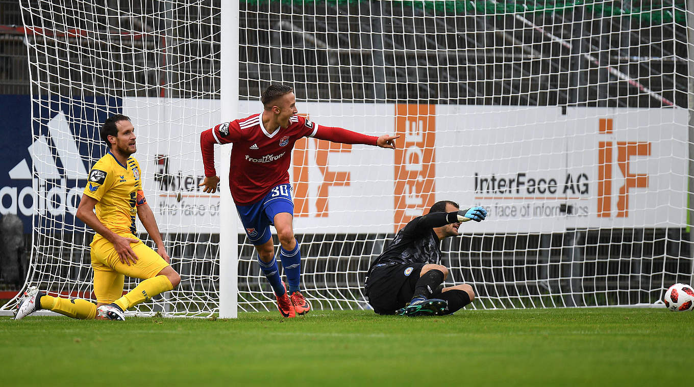 Auftakttreffer: Luca Marseiler (M.) markiert das Hachinger 1:0 gegen Braunschweig © imago/foto2press
