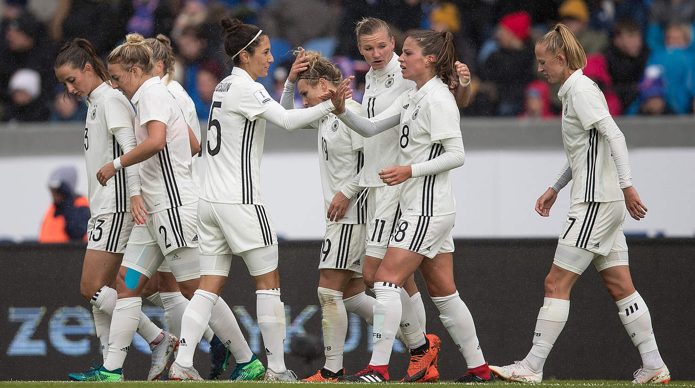 Große Freude beim deutschen Team: Svenja Huth (M.) erzielt die Halbzeitführung © 2018 Getty Images